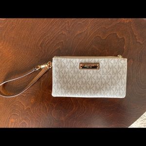 Michael Kors Jetset Item Medium Wristlet- Vanilla